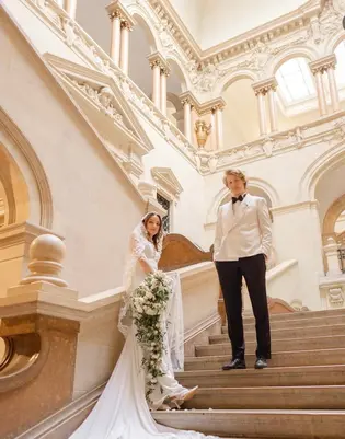 Smoking blanc avec pantalon noir. 