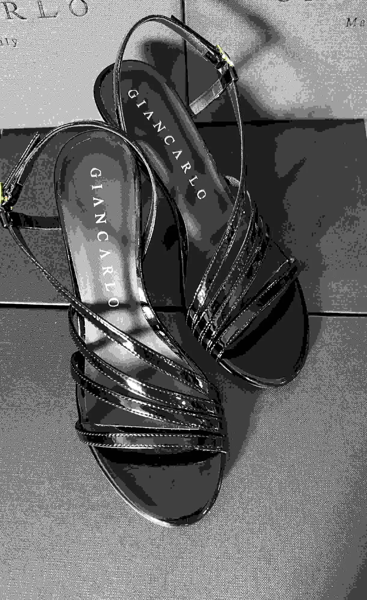 Sandales à talons de 7 cm.
