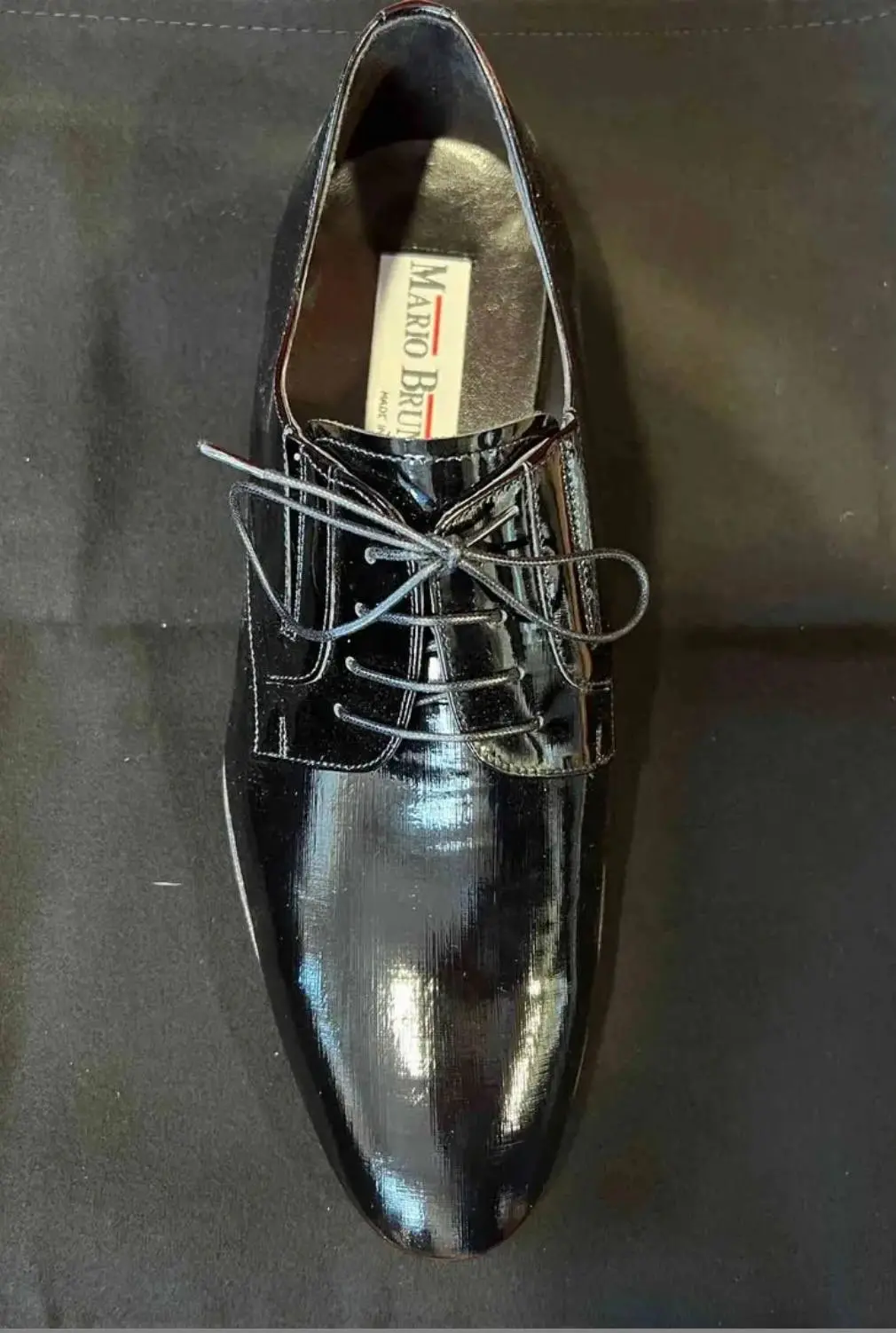 Chaussures de cérémonie pour l'homme en cuir vernis.