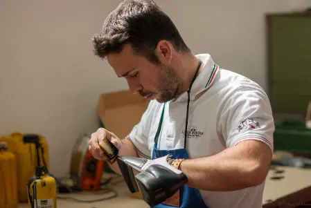 Artisan en train de finir nous chaussures L'artisanat de Saint-frusquin